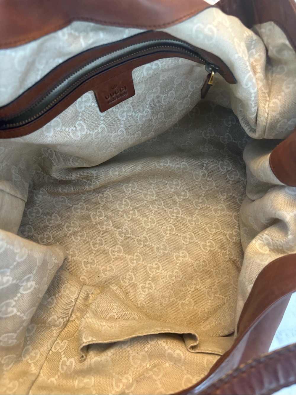Vintage Gucci Leather Shoulder Bag – Medium Soft Stirrup (Early 2000s) - Picture 9 of 10